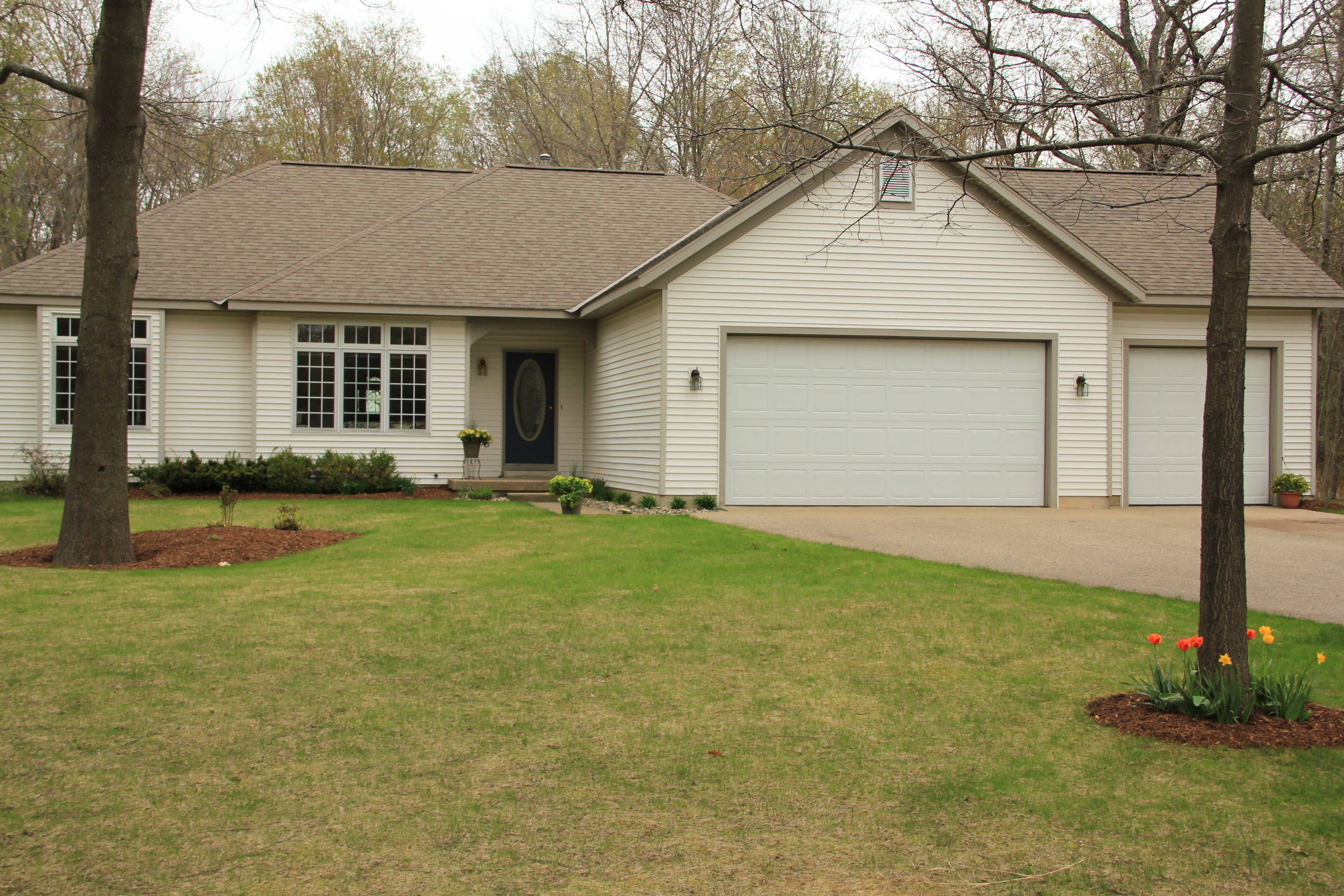 6521 Creekwood Dr, Holland MI 49423 home for sale